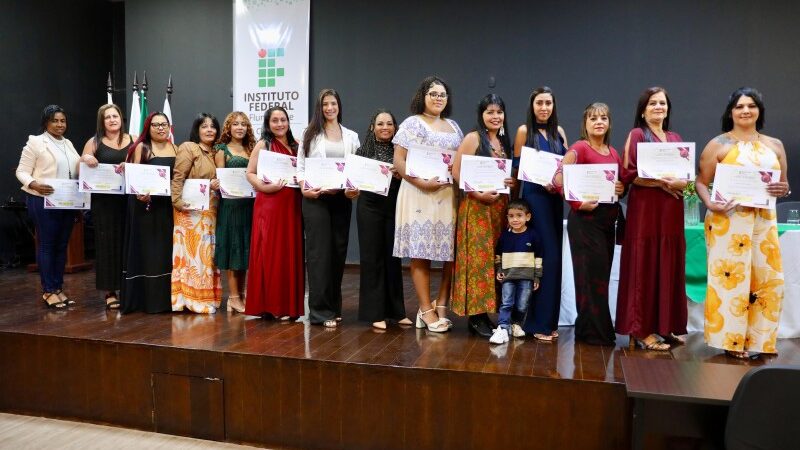 Mulheres Mil: alunas do curso de operador de computador recebem certificado em SJB