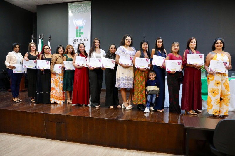 Mulheres Mil: alunas do curso de operador de computador recebem certificado em SJB