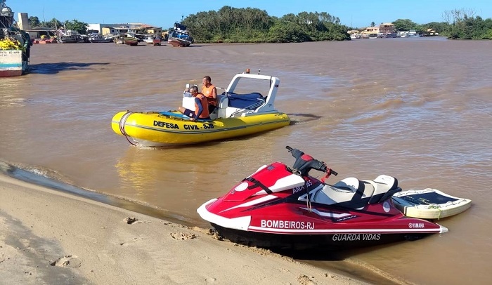 Jovem é resgatado por guarda-vidas após cair de caiaque em Atafona; acidente foi causado por vento forte no Pontal.