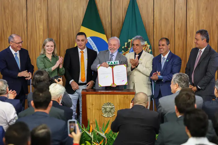 Fim da taxa de verificação de taxímetros beneficiará 300 mil taxistas