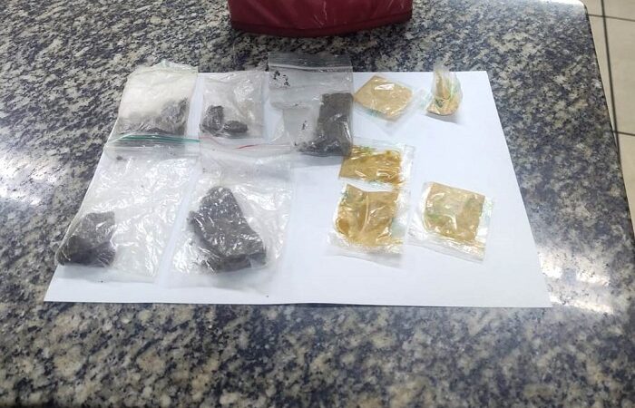 Polícia Militar apreende maconha e cocaína em ponto de tráfico. Suspeitos fugiram.