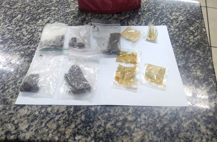 Polícia Militar apreende maconha e cocaína em ponto de tráfico. Suspeitos fugiram.