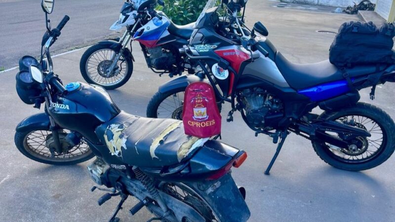 Motopatrulha do 8º BPM apreende moto sem placa e com sinais de adulteração no bairro Chatuba, em São João da Barra. Condutor não tinha CNH nem documentação do veículo.