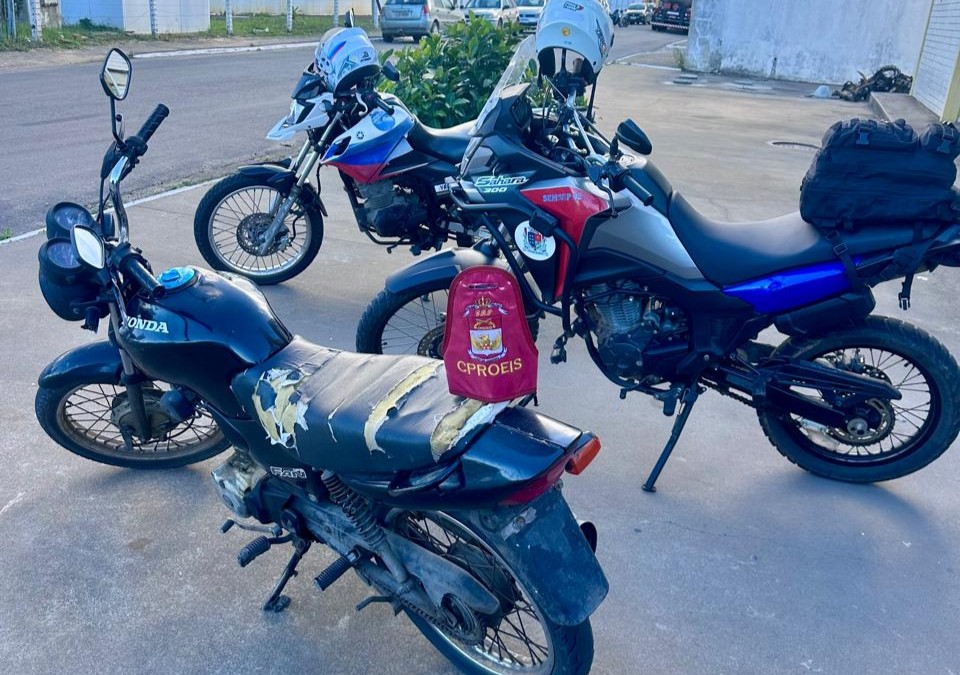 Motopatrulha do 8º BPM apreende moto sem placa e com sinais de adulteração no bairro Chatuba, em São João da Barra. Condutor não tinha CNH nem documentação do veículo.
