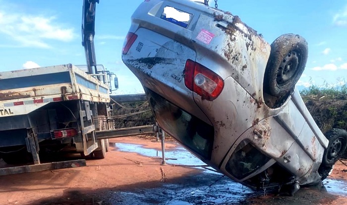 Dois homens e uma mulher morrem após capotamento próximo à Usina Sapucaia, em Campos dos Goytazes