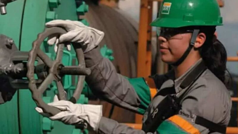 Petrobras quer contratar trabalhadores que migraram para aplicativos. A estatal enfrenta falta de mão de obra qualificada.