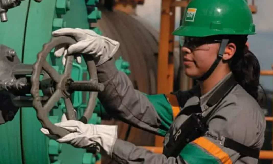 Petrobras quer contratar trabalhadores que migraram para aplicativos. A estatal enfrenta falta de mão de obra qualificada.