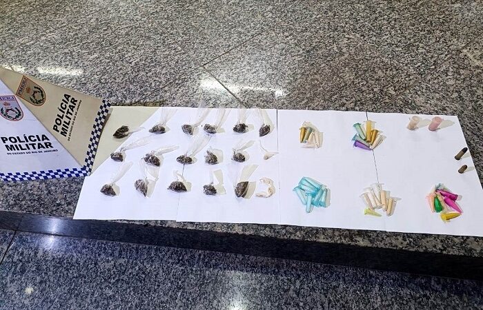 Polícia Militar apreende drogas e munições durante ação na Vila Esperança, em Atafona. Material estava escondido em área de mata.