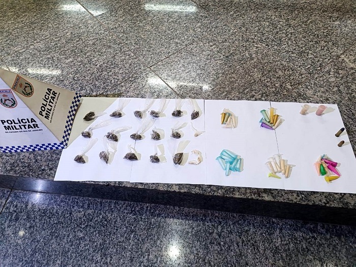 Polícia Militar apreende drogas e munições durante ação na Vila Esperança, em Atafona. Material estava escondido em área de mata.