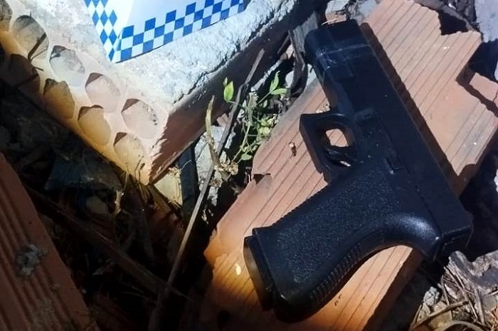 Réplica de pistola apreendida por policiais militares em terreno na Rua Machadinha, no distrito do Açu, em São João da Barra.