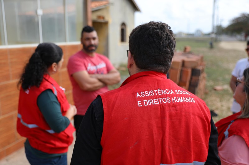 Três famílias atingidas pela erosão costeira no Açu receberão auxílio emergencial do município