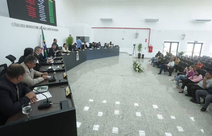 Reforma de praça, de calçamento, vistoria nos diques, desapropriação de casarão e ampliação de cemitério em pauta