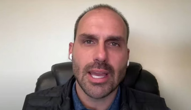 Eduardo Bolsonaro decide futuro do mandato com fim da licença parlamentar