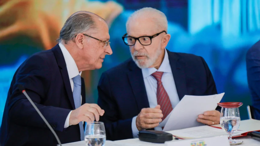 O presidente Lula e o vice Alckmin estão finalizando um plano para ajudar empresas prejudicadas pelas tarifas de 50% impostas pelos EUA.