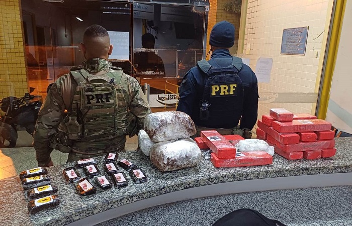 PRF apreende mais de 15 kg de drogas em dois ônibus no Norte Fluminense e prende três pessoas