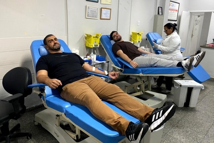 Pai e filho fazem doação de sangue em celebração ao Dia dos Pais