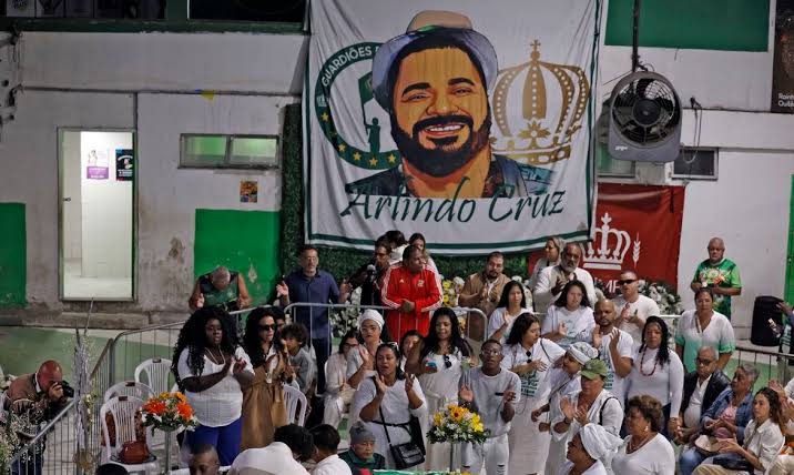 Despedida de Arlindo Cruz começou no sábado, atravessou a madrugada e terminou com enterro neste domingo