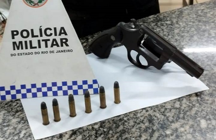 Jovem é preso com revólver após troca de tiros em São João da Barra