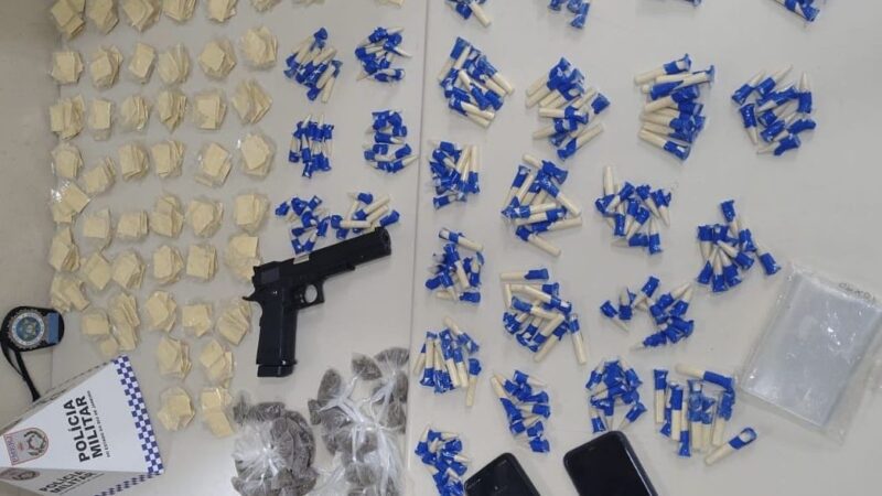 Dois suspeitos foram presos em flagrante por tráfico em Grussaí com drogas e réplica de pistola.