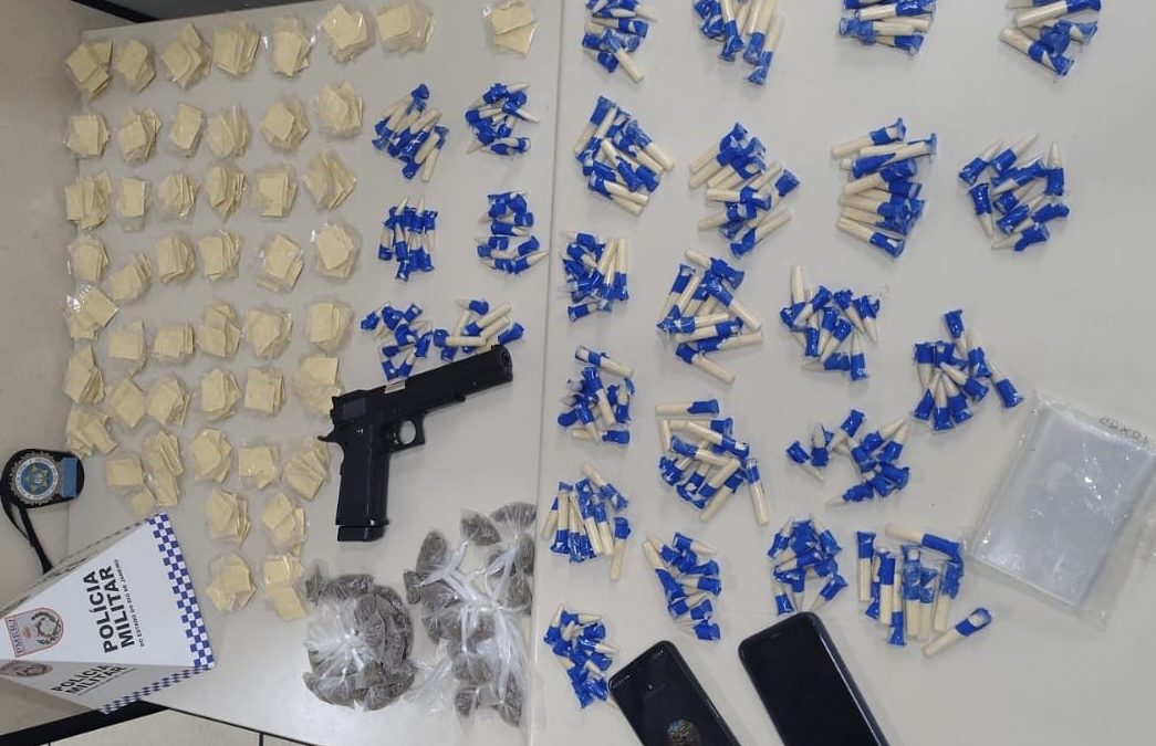 Dois suspeitos foram presos em flagrante por tráfico em Grussaí com drogas e réplica de pistola.