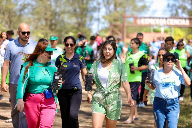 Orla Viva SJB tem plantio de restinga e outras ações no Dia da Árvore