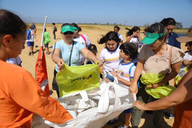 Mutirão de limpeza reúne mais de 600 voluntários em Iquipari