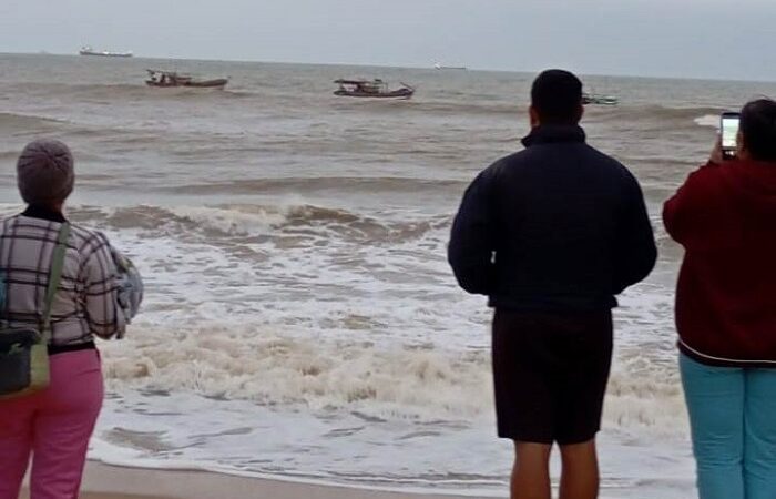 Barco naufraga na praia do Açu e é retirado do mar em São João da Barra
