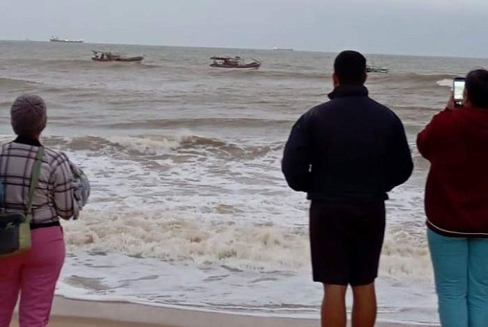 Barco naufraga na praia do Açu e é retirado do mar em São João da Barra