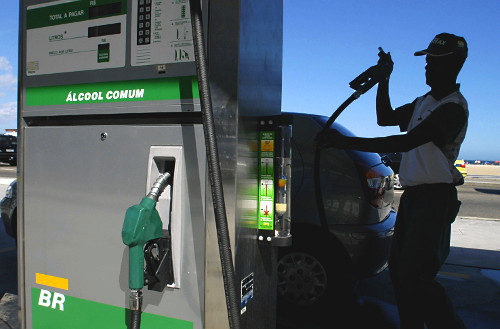 Petrobras reduz preço da gasolina em 4,9% a partir de terça-feira