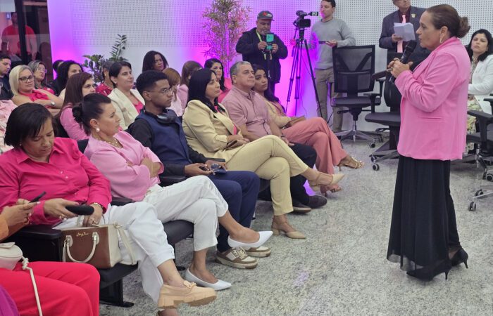 Mulheres participam de palestra sobre Outubro Rosa, na Câmara Municipal