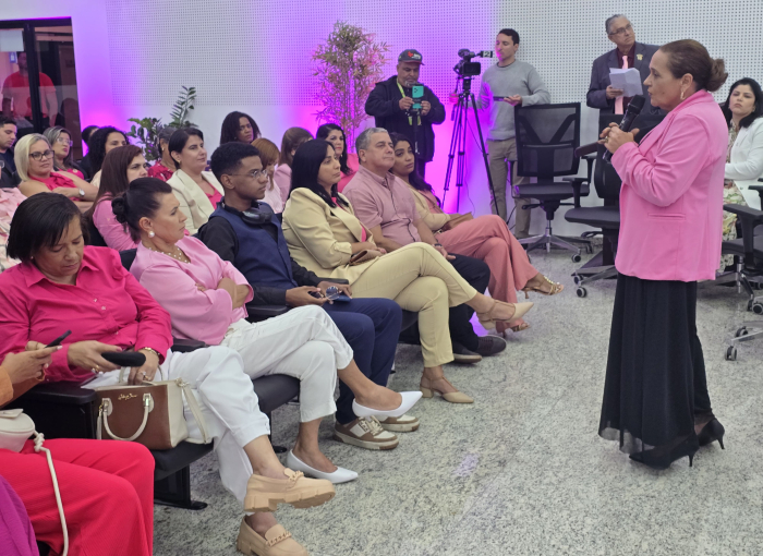 Mulheres participam de palestra sobre Outubro Rosa, na Câmara Municipal