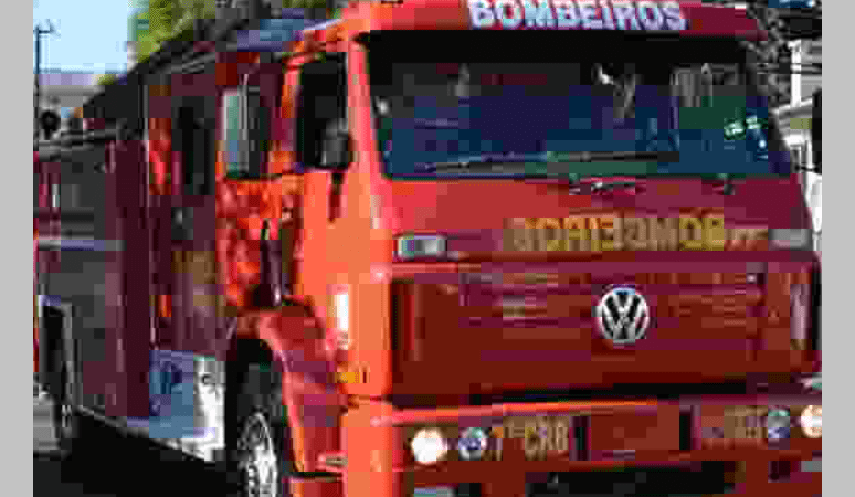 Incêndio destrói carro e danifica casa na Praia do Açu em São João da Barra