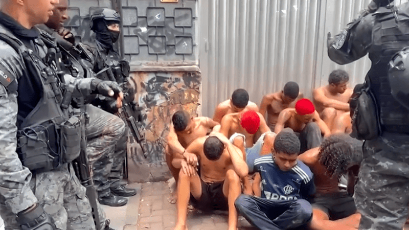 Megaoperação no Rio registra até o momento 64 mortos e 75 fuzis apreendidos