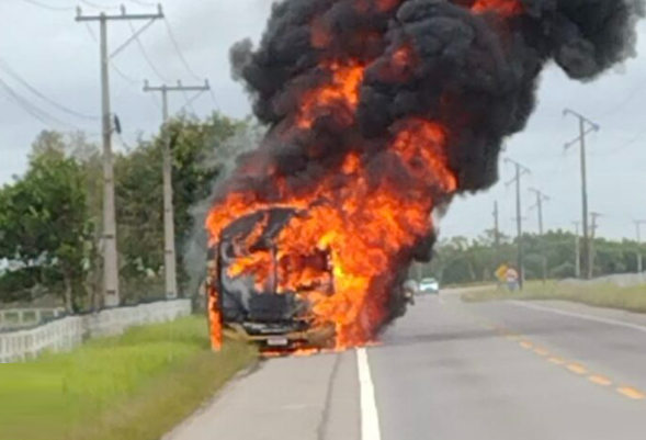 Ônibus de turismo pega fogo na BR-356 entre Campos e São João da Barra