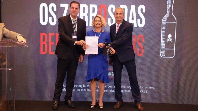 Governo do Rio e Associação Brasileira de Bebidas lançam cartilha inédita contra falsificação de bebidas
