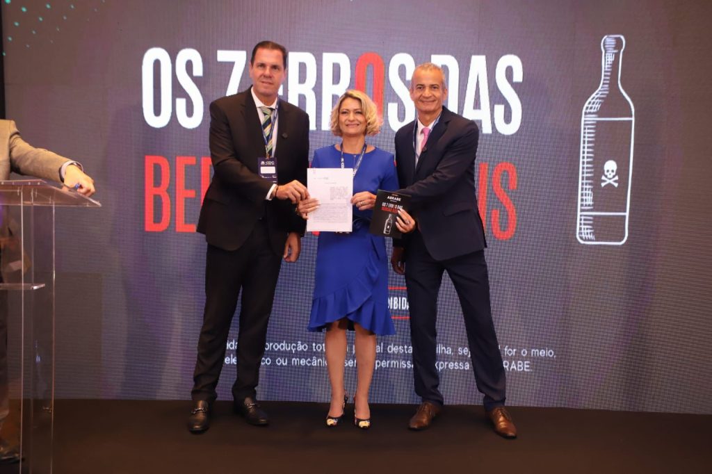 Governo do Rio e Associação Brasileira de Bebidas lançam cartilha inédita contra falsificação de bebidas