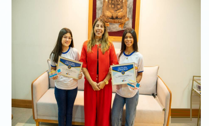 Prefeita Carla Caputi recebeu em seu gabinete as estudantes Isabella Moore e Kamilly Lima, eleitas prefeita e vice-prefeita mirins, que vivenciaram um dia de experiência