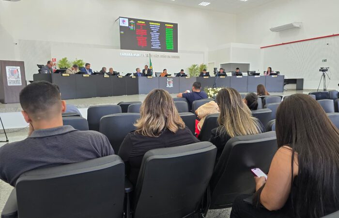 Câmara requer implantação de mão única na rua Senhor dos Passos, na sede do município O requerimento foi feito assinado em conjunto pela presidenta Sônia Pereira e o vereador Elísio Rodrigues