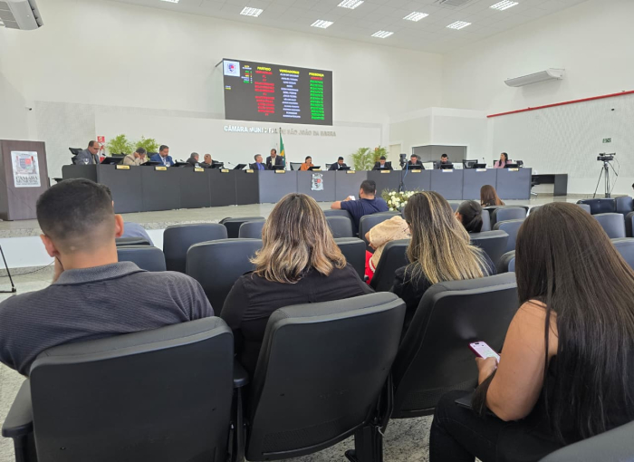 Câmara requer implantação de mão única na rua Senhor dos Passos, na sede do município O requerimento foi feito assinado em conjunto pela presidenta Sônia Pereira e o vereador Elísio Rodrigues