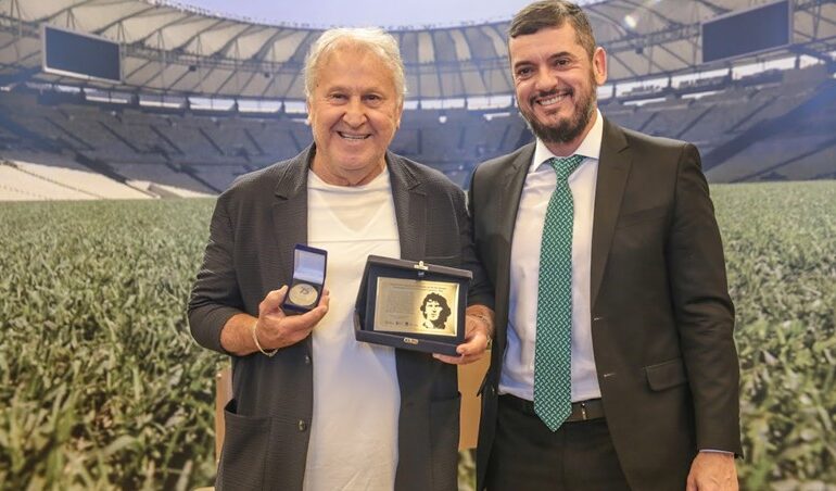 Zico sugere a Bacellar a criação do Museu do Futebol