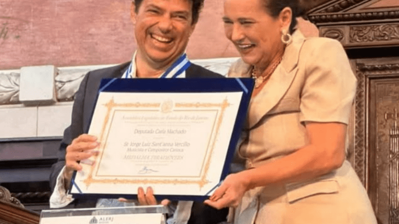 Carla Machado concede Medalha Tiradentes ao cantor Jorge Vercillo