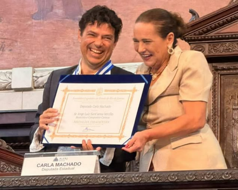Carla Machado concede Medalha Tiradentes ao cantor Jorge Vercillo
