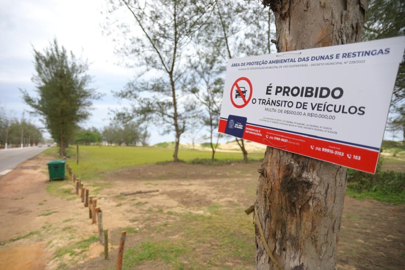 SJB reforça sinalização que proíbe tráfego de veículos na faixa de areia no litoral