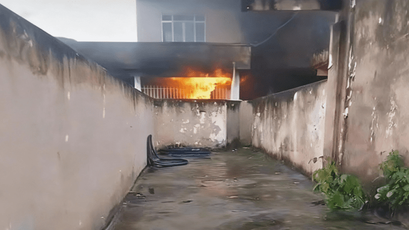 Incêndio atinge residência no Parque Pecuária e mobiliza Corpo de Bombeiros em Campos dos Goytacazes