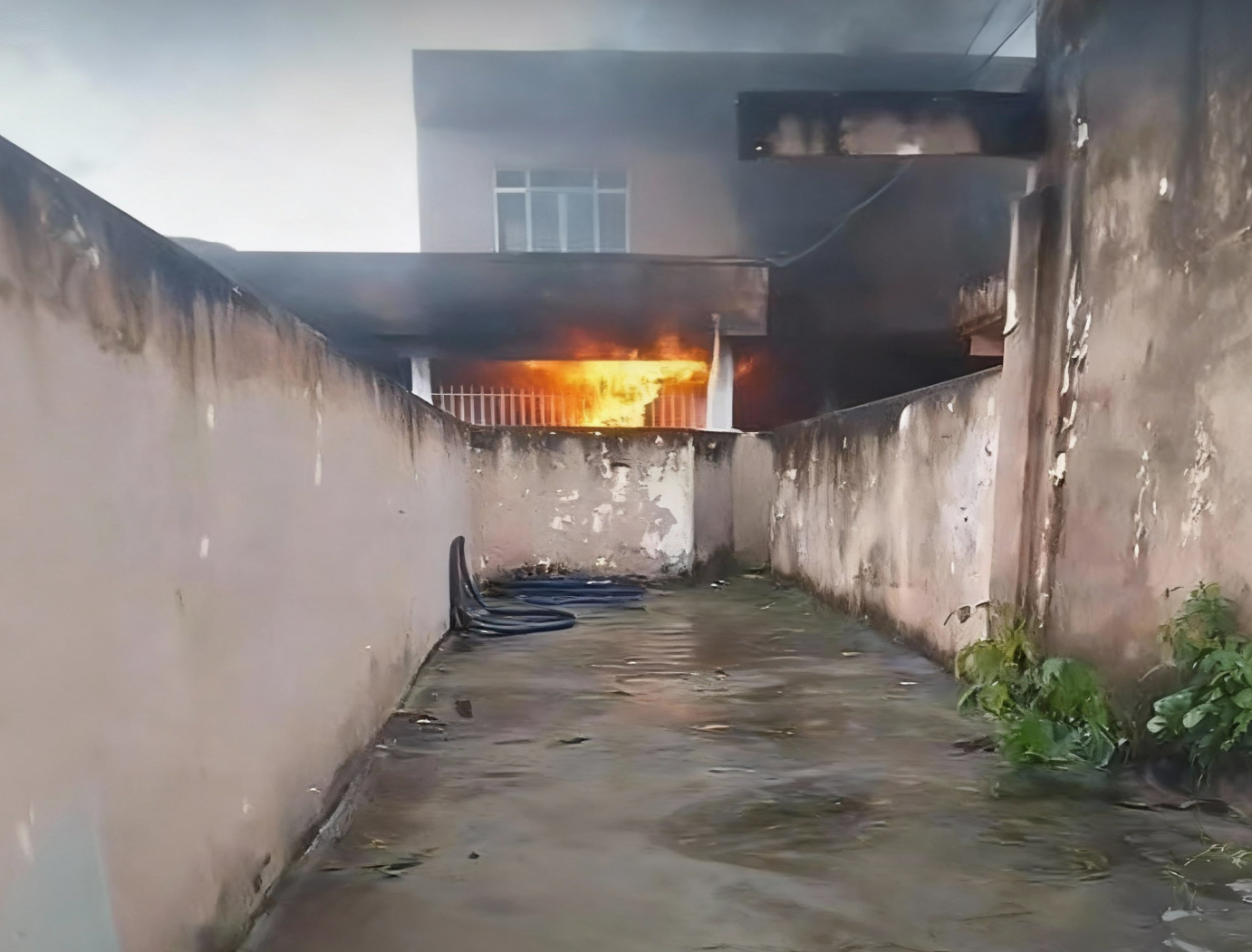 Incêndio atinge residência no Parque Pecuária e mobiliza Corpo de Bombeiros em Campos dos Goytacazes
