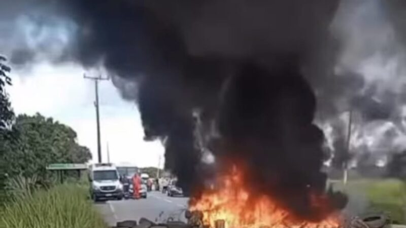 Protesto pede justiça pela morte de casal e fecha a BR-356