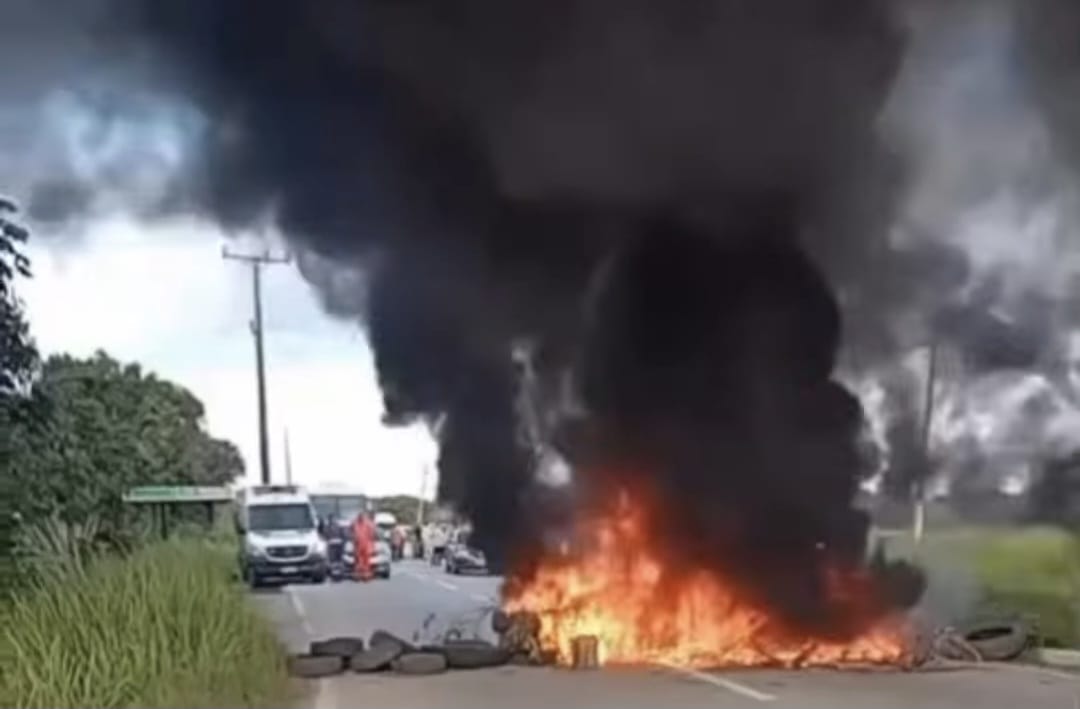 Protesto pede justiça pela morte de casal e fecha a BR-356