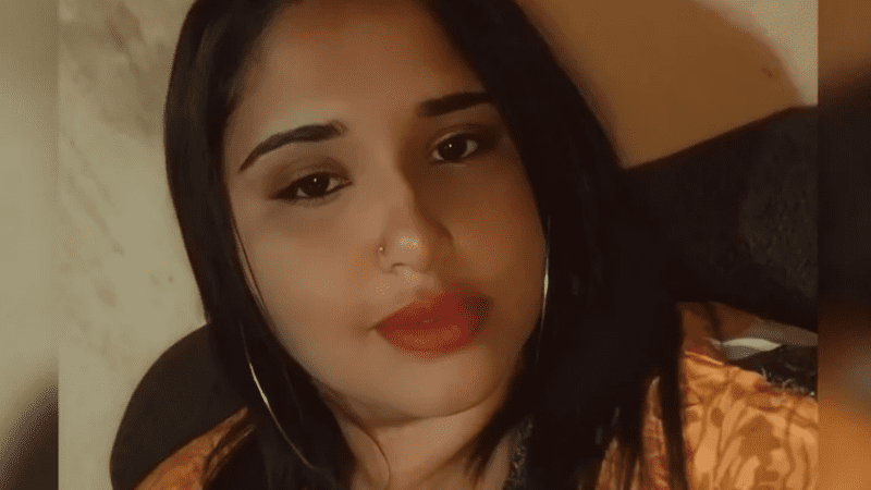 Mulher de 30 anos morre no HFM após acidente entre van e motocicleta na RJ-216; outra vítima segue internada em estado grave.