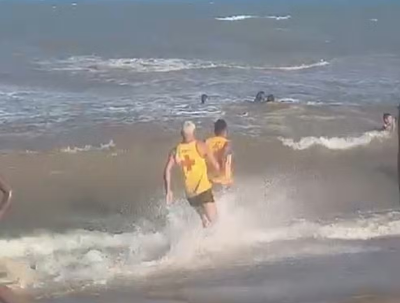 Guarda-vidas de SJB salvam três pessoas no mar de Grussaí