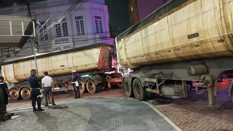 Carreta que saiu do Porto do Açu fica presa no Centro de Campos após erro de GPS